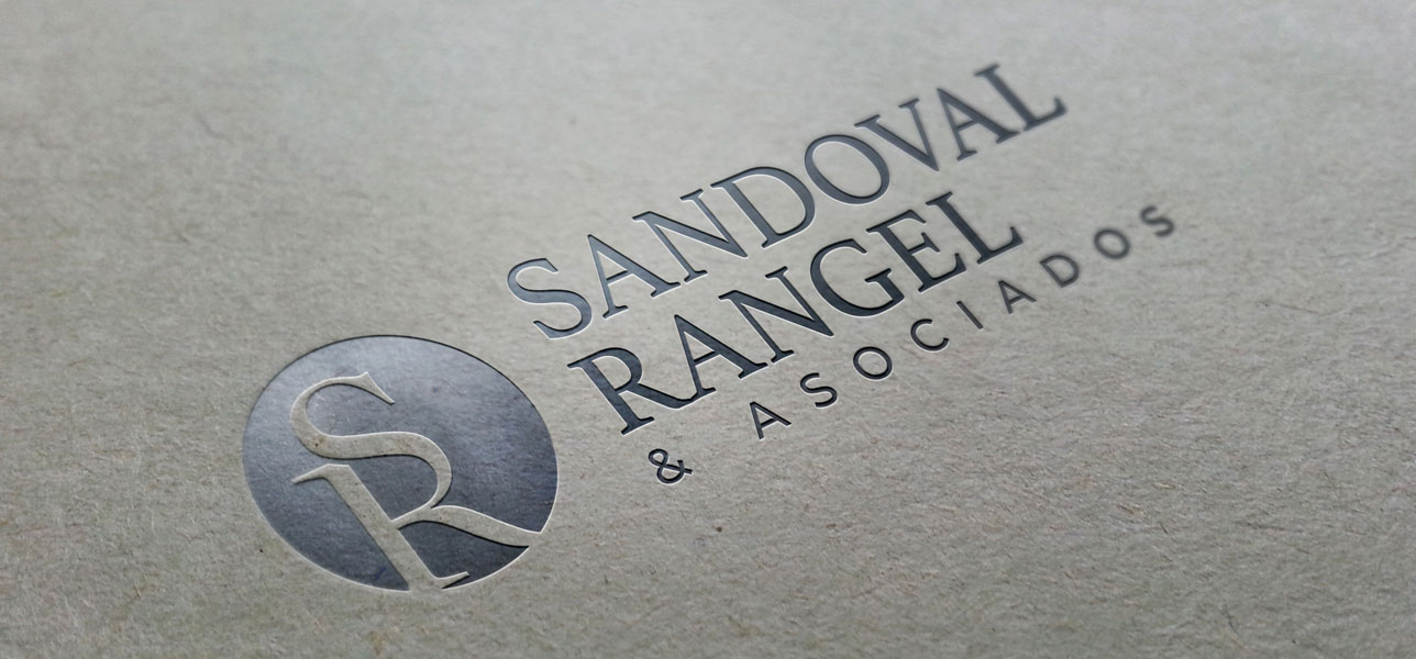 Visualización del logotipo Sandoval Rangel & Asociados estampado sobre papel gris.