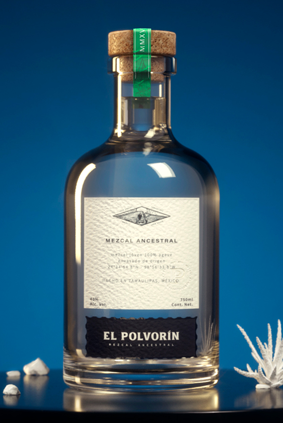 Visualización de botella de mezcal El Polvorín con etiqueta, sello y tapón de corcho.